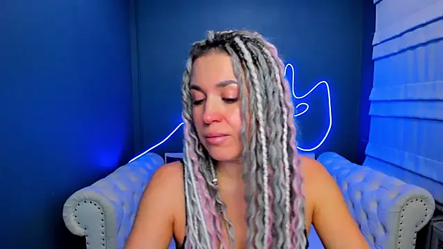 Snapshot of rock_n_roxy chatting on 01-14-26, 01:33 rock n roxy online show from 01-14-26, 01:33