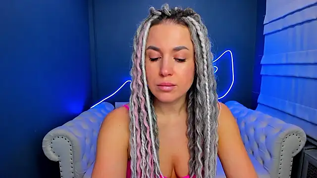 Snapshot of rock_n_roxy chatting on 01-17-26, 01:21 rock n roxy online show from 01-17-26, 01:21