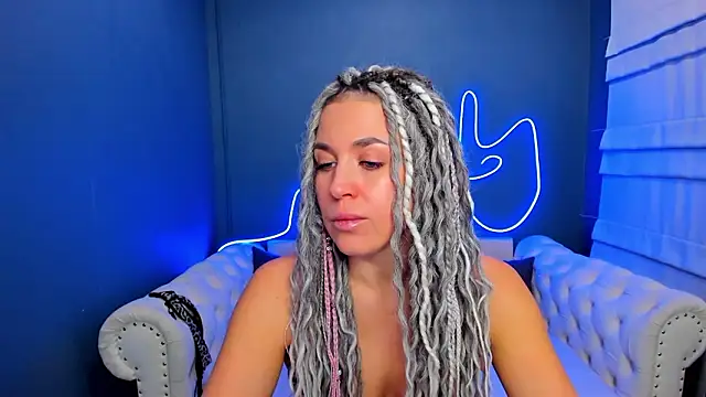 Snapshot of rock_n_roxy chatting on 02-03-26, 02:53 rock n roxy online show from 02-03-26, 02:53