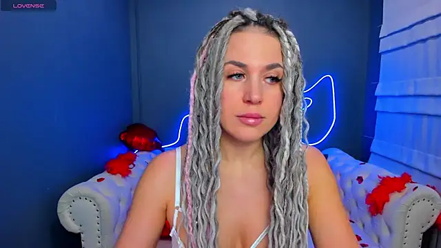 Snapshot of rock_n_roxy chatting on 02-14-26, 01:35 rock n roxy online show from 02-14-26, 01:35