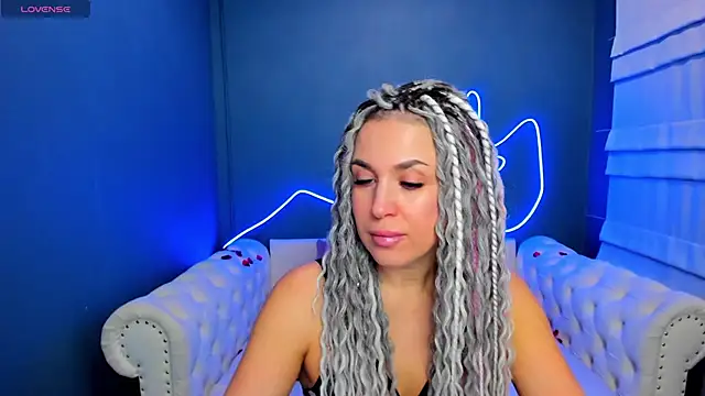 Snapshot of rock_n_roxy chatting on 02-17-26, 01:35 rock n roxy online show from 02-17-26, 01:35