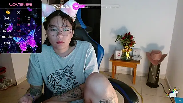 Snapshot of TRIXIE_TANG28 chatting on 02-15-26, 01:13 TRIXIE TANG28 online show from 02-15-26, 01:13