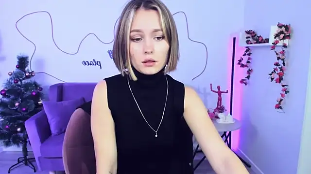 Snapshot of BritnieCute chatting on 12-18-24, 08:31 BritnieCute online show from 12-18-24, 08:31