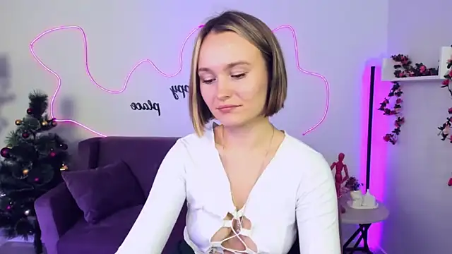 Snapshot of BritnieCute chatting on 12-19-24, 07:18 BritnieCute online show from 12-19-24, 07:18