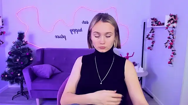 Snapshot of BritnieCute chatting on 12-23-24, 07:38 BritnieCute online show from 12-23-24, 07:38