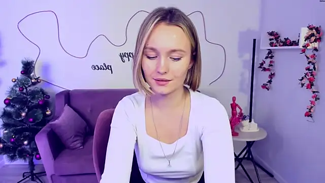 Snapshot of BritnieCute chatting on 01-04-25, 11:00 BritnieCute online show from 01-04-25, 11:00