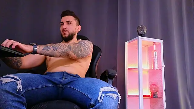 Snapshot of MightyAaron66 chatting on 03-10-25, 08:37 MightyAaron66 online show from 03-10-25, 08:37