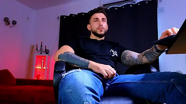 Snapshot of MightyAaron66 chatting on 09-09-25, 03:44 MightyAaron66 online show from 09-09-25, 03:44