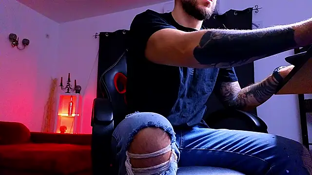 Snapshot of MightyAaron66 chatting on 10-12-25, 01:48 MightyAaron66 online show from 10-12-25, 01:48