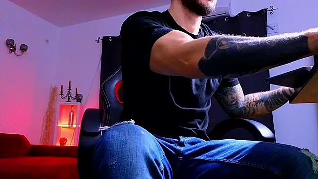 Snapshot of MightyAaron66 chatting on 10-17-25, 02:48 MightyAaron66 online show from 10-17-25, 02:48