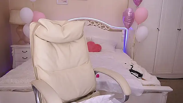 Snapshot of KiraRoxx chatting on 02-19-25, 08:10 KiraRoxx online show from 02-19-25, 08:10