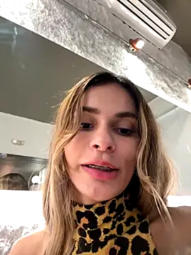 cuteluci  online show from 10-11-25, 10:52