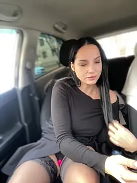 Snapshot of Roxana-Sexy chatting on 10-30-25, 04:03 Roxana-Sexy online show from 10-30-25, 04:03