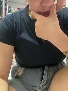 Snapshot of Cesywet chatting on 09-21-25, 05:42 Cesywet online show from 09-21-25, 05:42