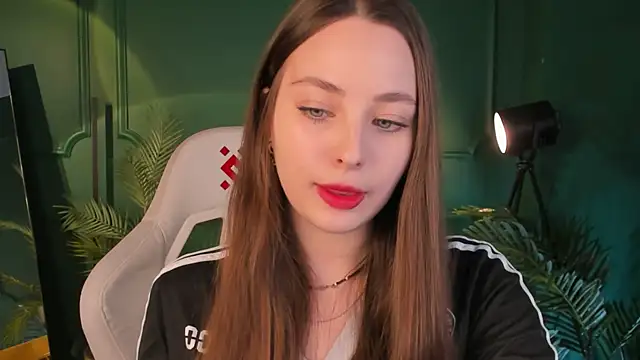 MoonLissa online show from 12-16-24, 01:43