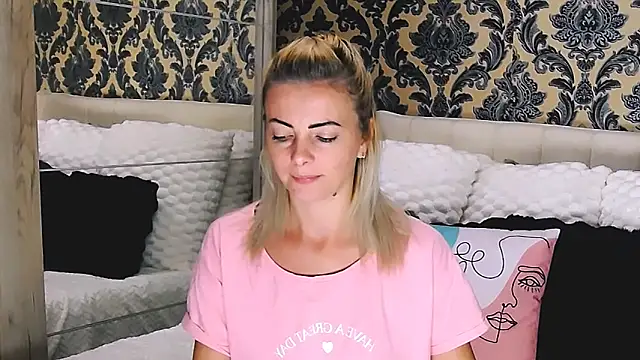 Snapshot of Aly_girl1 chatting on 09-27-25, 09:03 Aly girl1 online show from 09-27-25, 09:03