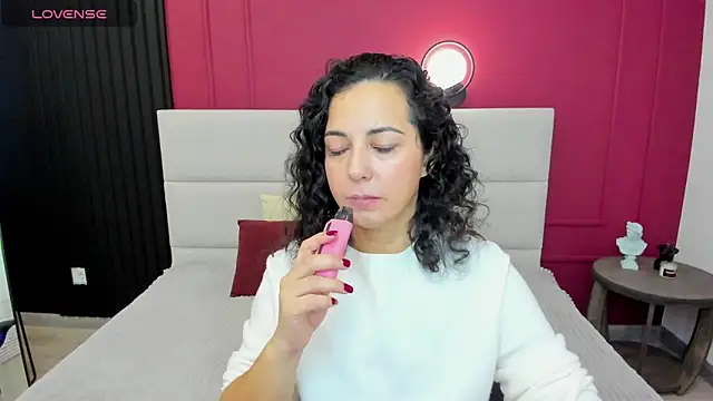 Snapshot of Linda_Insatiable chatting on 10-17-25, 01:31 Linda Insatiable online show from 10-17-25, 01:31