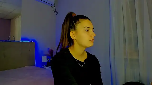 Laura Leee online show from 11-17-25, 06:19