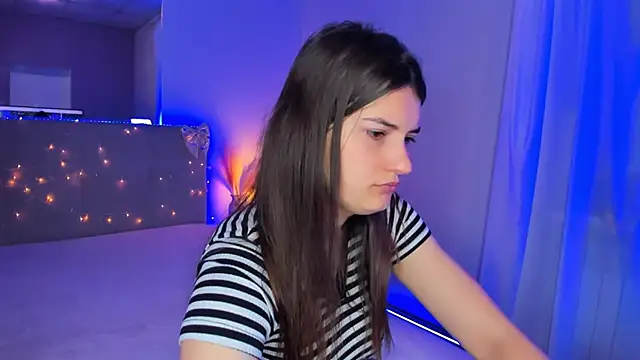 Snapshot of Laura_Leee chatting on 05-16-26, 04:53 Laura Leee online show from 05-16-26, 04:53