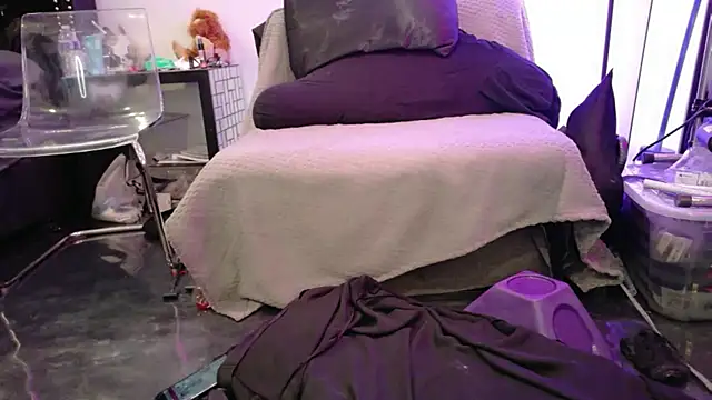 Snapshot of Midnightrose11 chatting on 11-21-25, 04:00 Midnightrose11 online show from 11-21-25, 04:00