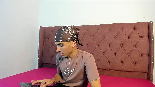 Snapshot of jony_honey chatting on 12-02-25, 01:05 jony honey online show from 12-02-25, 01:05