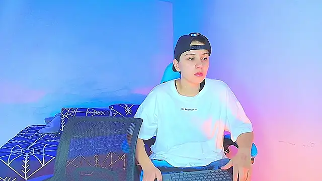 Snapshot of aron_wi chatting on 12-23-24, 09:18 aron wi online show from 12-23-24, 09:18