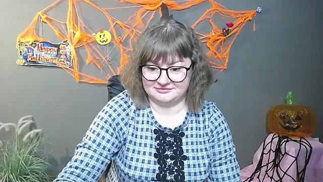 ZannaDreil online show from 10-31-25, 07:04