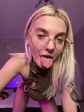 Snapshot of LoveLuna_ chatting on 12-15-24, 11:20 LoveLuna online show from 12-15-24, 11:20