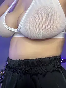 Snapshot of LoveLuna_ chatting on 12-25-24, 07:13 LoveLuna online show from 12-25-24, 07:13