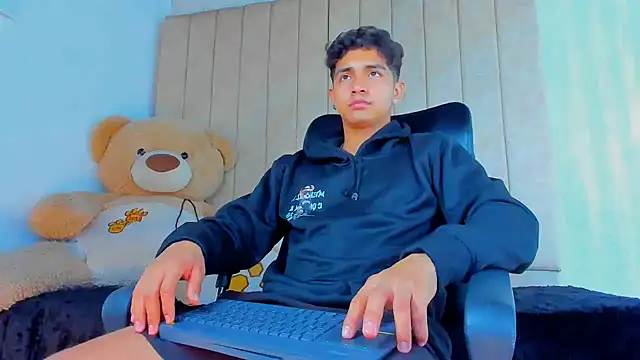 Snapshot of Muichiro_tokito1 chatting on 02-01-25, 04:24 Muichiro tokito1 online show from 02-01-25, 04:24