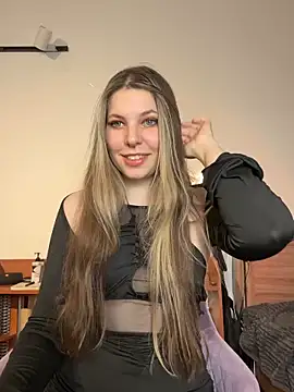 Snapshot of Annie_aww chatting on 03-13-25, 09:16 Annie aww online show from 03-13-25, 09:16