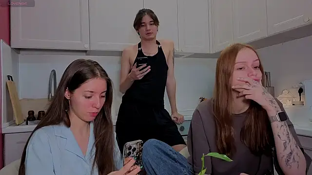 Snapshot of fcjuicy_pussy chatting on 12-20-25, 10:00 fcjuicy pussy online show from 12-20-25, 10:00