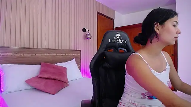 Snapshot of melody_flowers chatting on 12-17-24, 12:22 melody flowers online show from 12-17-24, 12:22