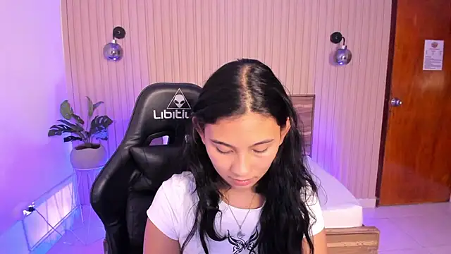 Snapshot of melody_flowers chatting on 12-30-24, 03:24 melody flowers online show from 12-30-24, 03:24