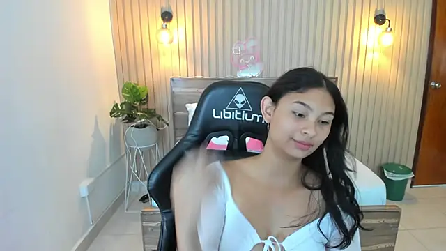 Snapshot of melody_flowers chatting on 03-20-25, 12:32 melody flowers online show from 03-20-25, 12:32