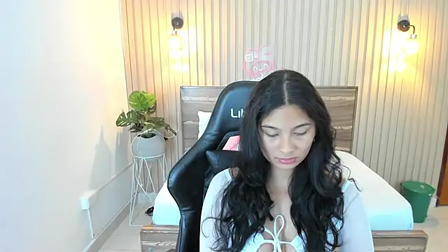 Snapshot of melody_flowers chatting on 03-20-25, 03:36 melody flowers online show from 03-20-25, 03:36