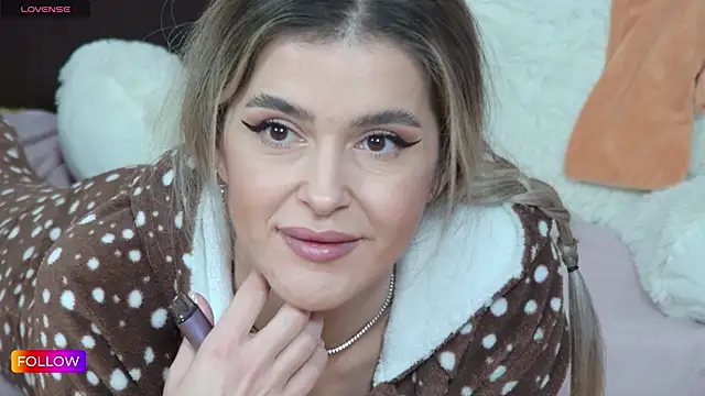 Snapshot of Sarah-Hart chatting on 12-23-24, 10:32 Sarah-Hart online show from 12-23-24, 10:32