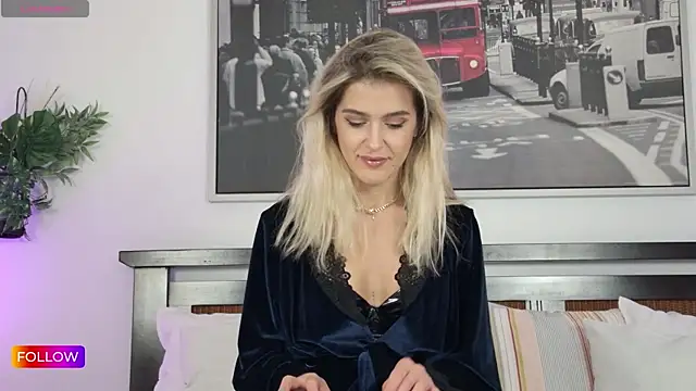 Snapshot of Sarah-Hart chatting on 10-06-25, 11:40 Sarah-Hart online show from 10-06-25, 11:40