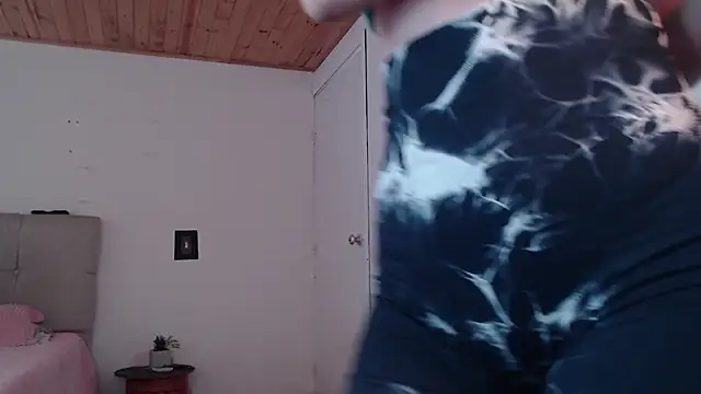 Snapshot of Emilyswan04 chatting on 01-10-25, 07:43 Emilyswan04 online show from 01-10-25, 07:43