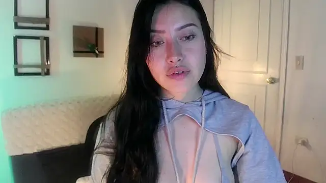 Snapshot of Emilyswan04 chatting on 02-20-25, 01:57 Emilyswan04 online show from 02-20-25, 01:57