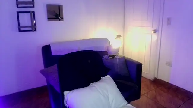 Snapshot of Emilyswan04 chatting on 02-22-25, 02:17 Emilyswan04 online show from 02-22-25, 02:17