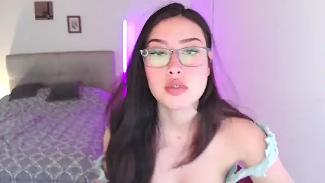 Snapshot of Emilyswan04 chatting on 09-24-25, 06:33 Emilyswan04 online show from 09-24-25, 06:33