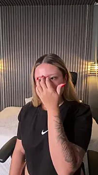 Snapshot of MiaPetit_ chatting on 12-19-25, 07:10 MiaPetit online show from 12-19-25, 07:10