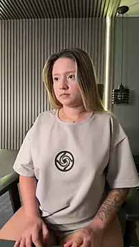 Snapshot of MiaPetit_ chatting on 01-05-26, 06:44 MiaPetit online show from 01-05-26, 06:44