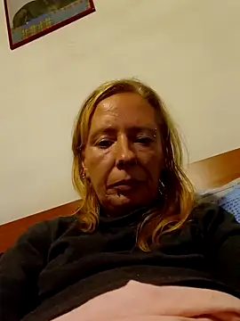 Snapshot of Ladykiss833 chatting on 09-18-25, 07:38 Ladykiss833 online show from 09-18-25, 07:38