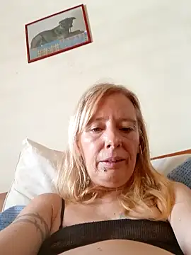 Snapshot of Ladykiss833 chatting on 09-30-25, 02:00 Ladykiss833 online show from 09-30-25, 02:00