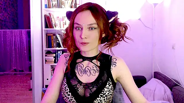 Snapshot of mischellemeow13 chatting on 02-07-25, 01:04 mischellemeow13 online show from 02-07-25, 01:04