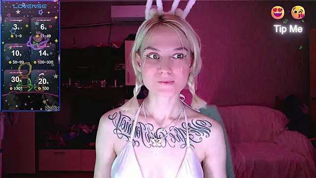 Snapshot of mischellemeow13 chatting on 10-06-25, 01:36 mischellemeow13 online show from 10-06-25, 01:36