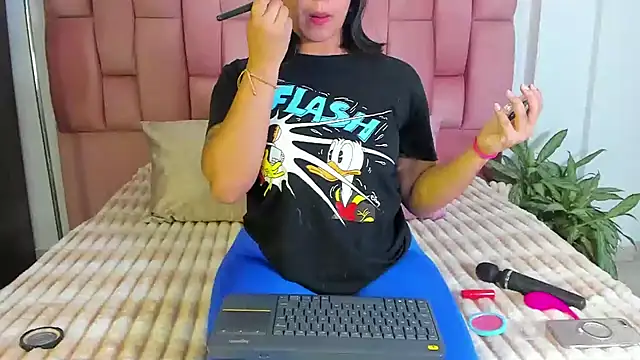 Snapshot of EmmaRossem chatting on 02-07-25, 07:49 EmmaRossem online show from 02-07-25, 07:49