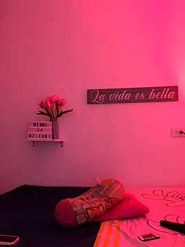 Snapshot of EmmaRossem chatting on 10-15-25, 07:58 EmmaRossem online show from 10-15-25, 07:58